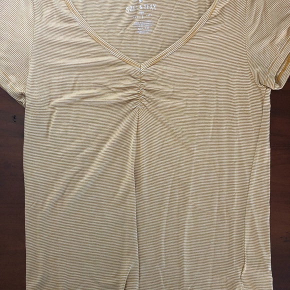 Women’s tee - Picture 2 of 3